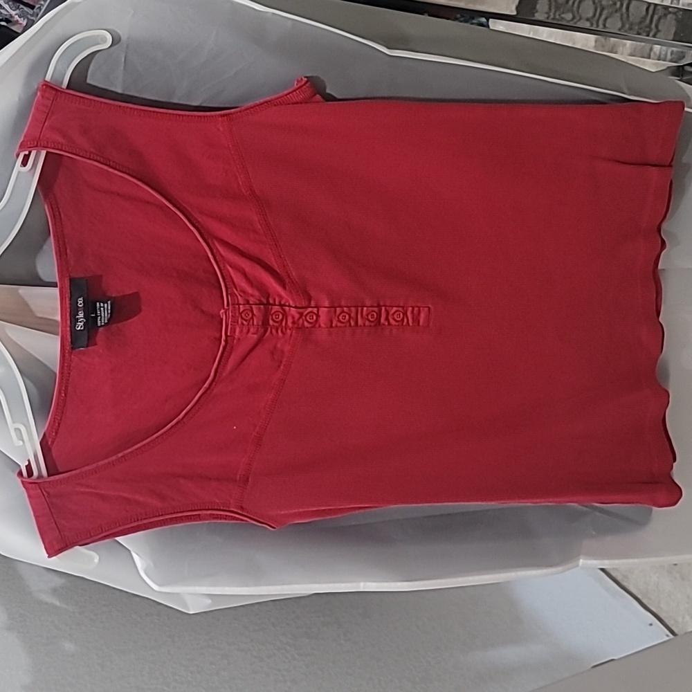 Style & Co. Sleeveless button-down tank. 100% cotton, Size L. Red.